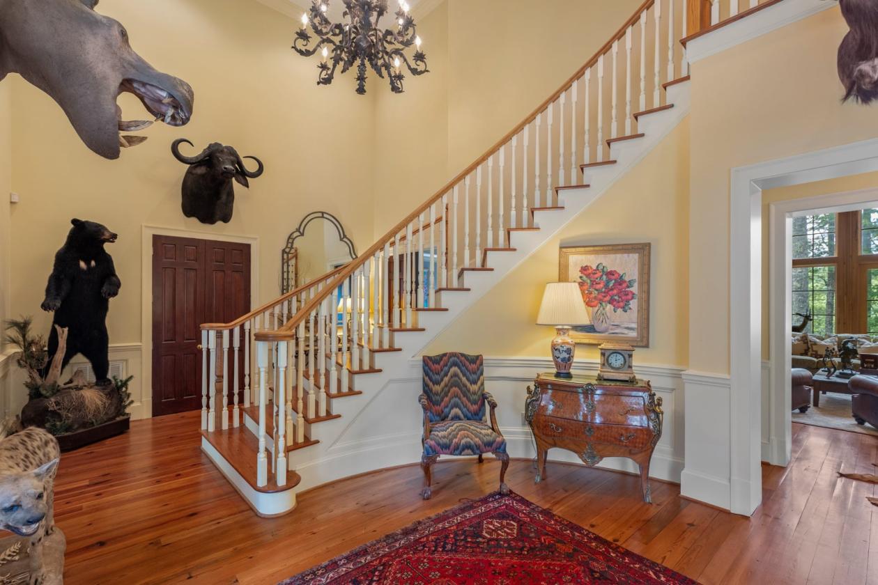 Luxury Equestrian Estate Bordering National Forest - photo 6