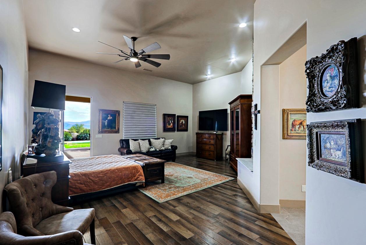 Exceptional 5 Acre Estate with a Designer Barn - photo 20