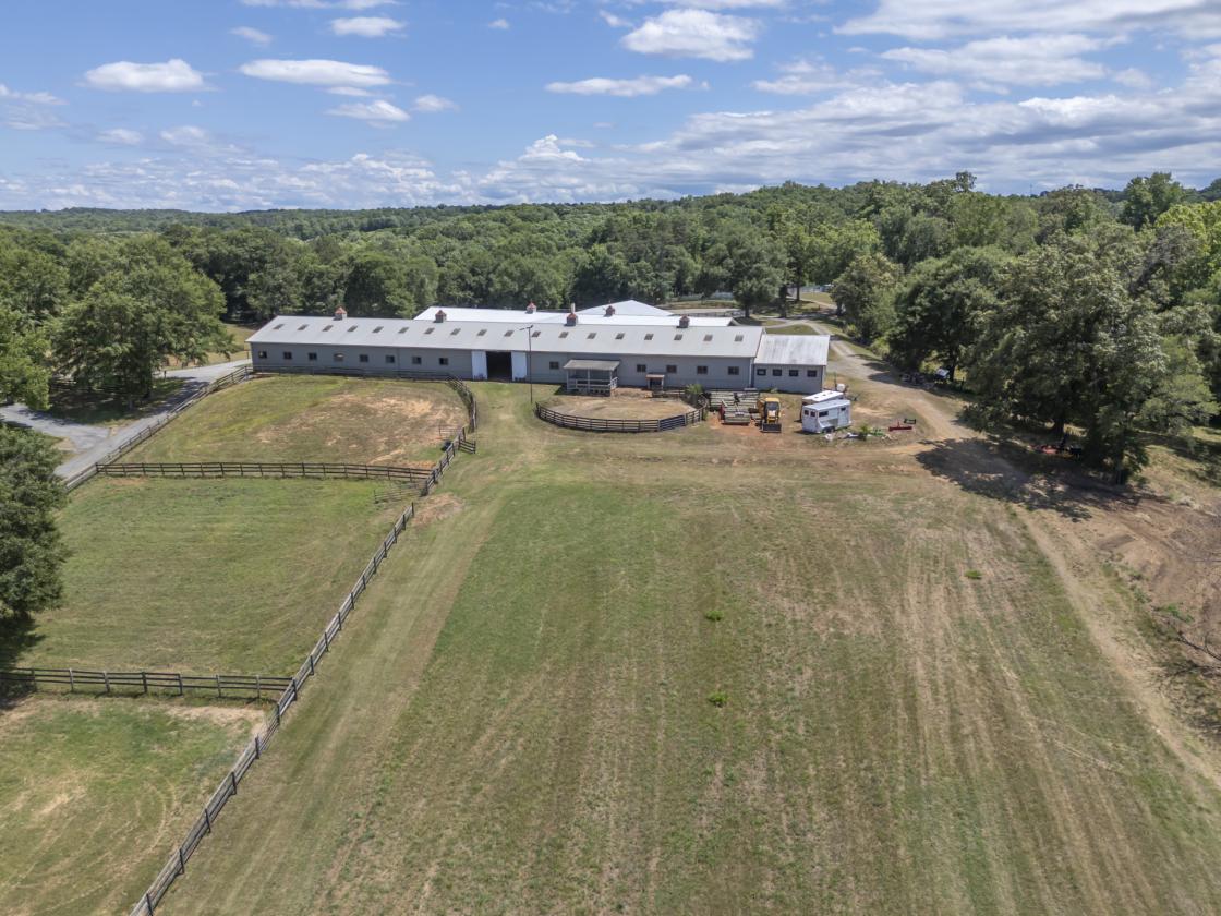 Luxury Horse Farm | 29 Stalls | Indoor Arena - photo 25