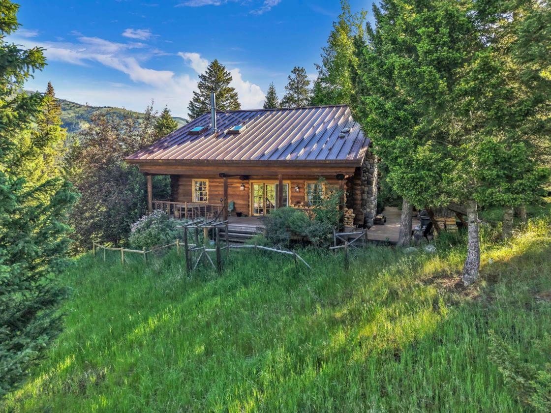 Mountain cabin with pasture and views - photo 2
