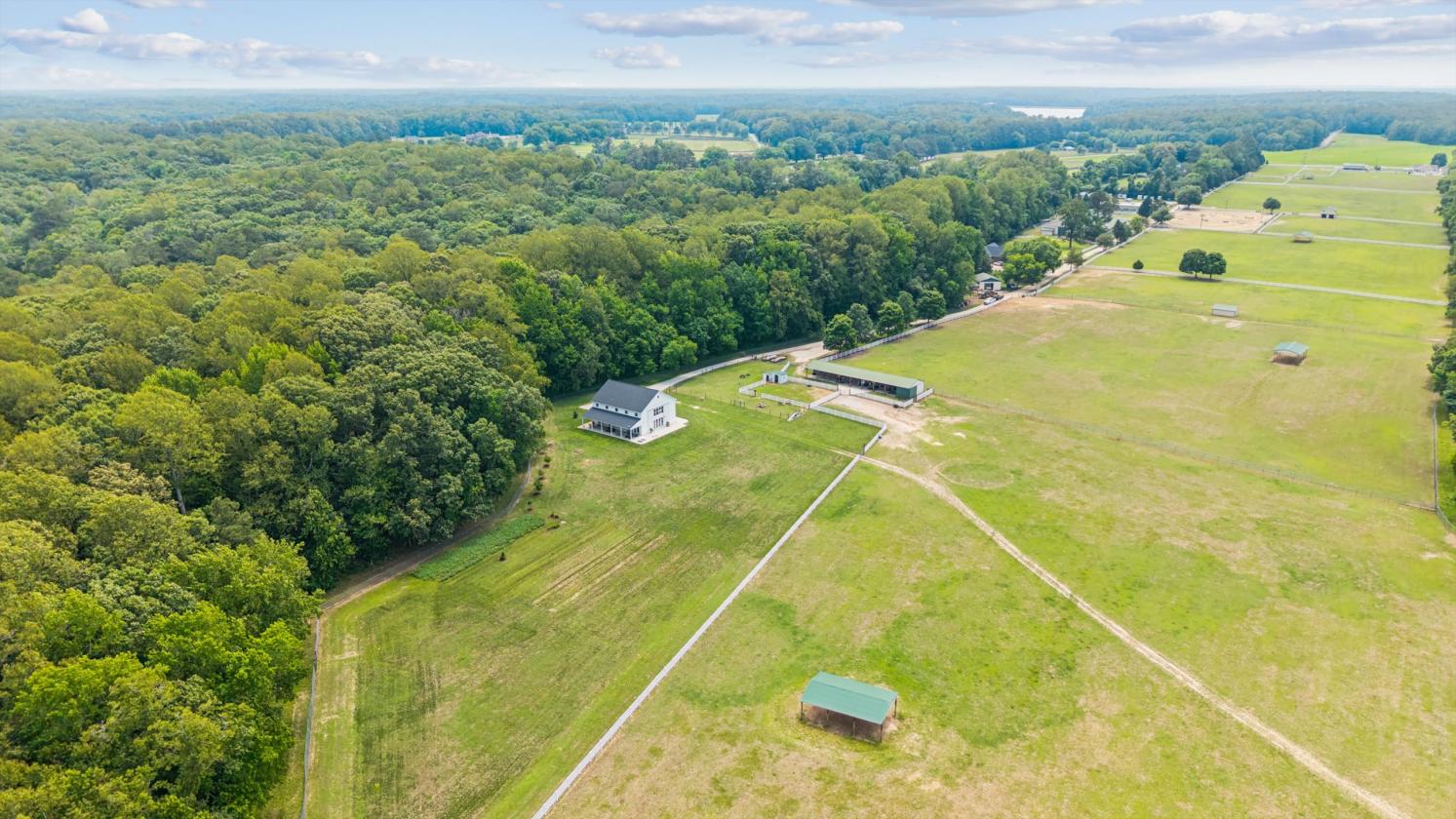 Cedar Valley Farms Indoor arena, 37 stalls, 40 acres - photo 25