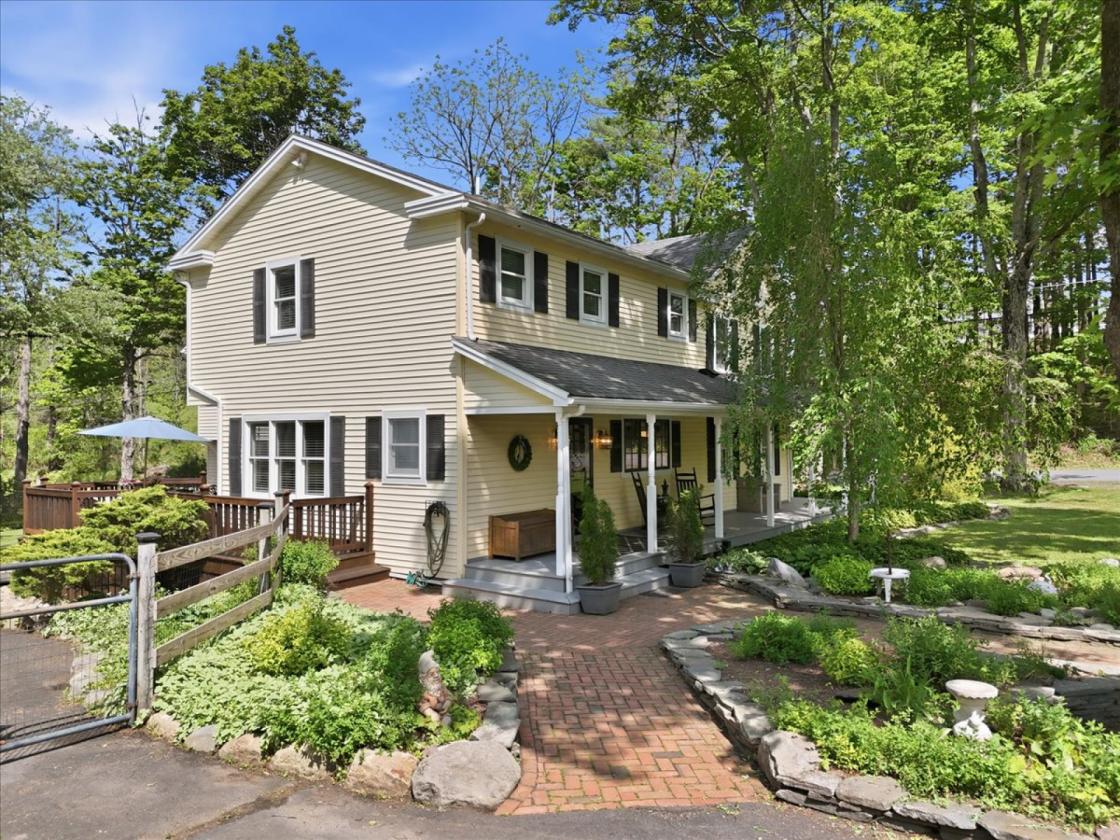 Estate with Bank Barn and Large, Updated Home - photo 4