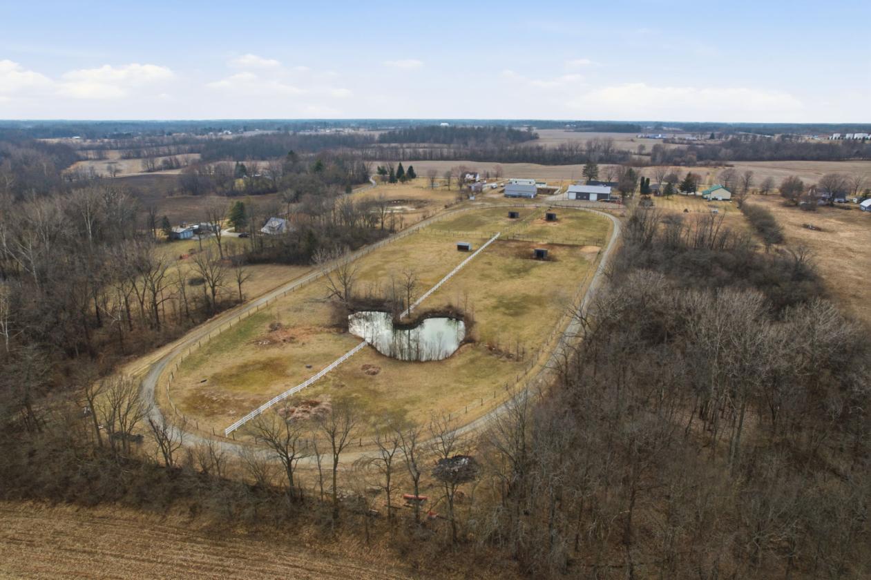 Private horse property with a modern touch! - photo 2