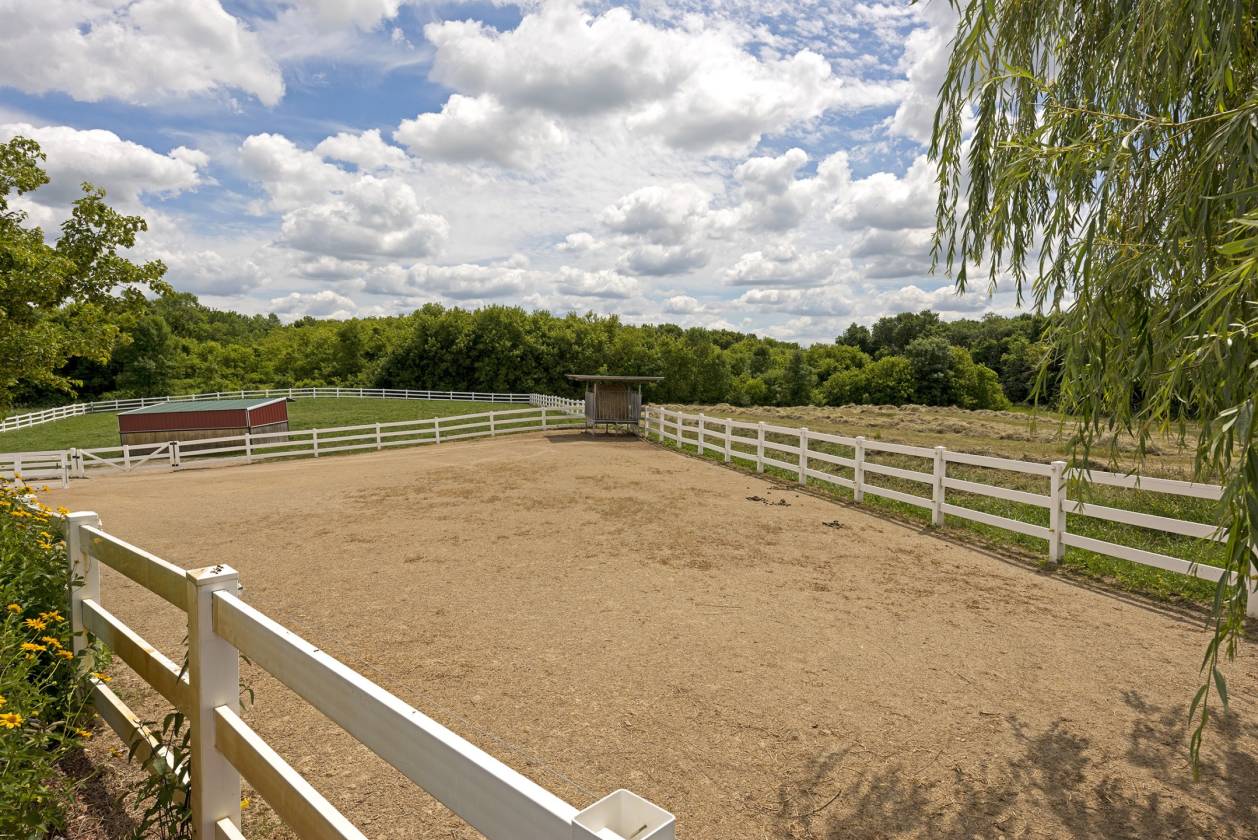 Luxury home w/ Lakeviews and Horse Barn, Arena, Pasture30 min