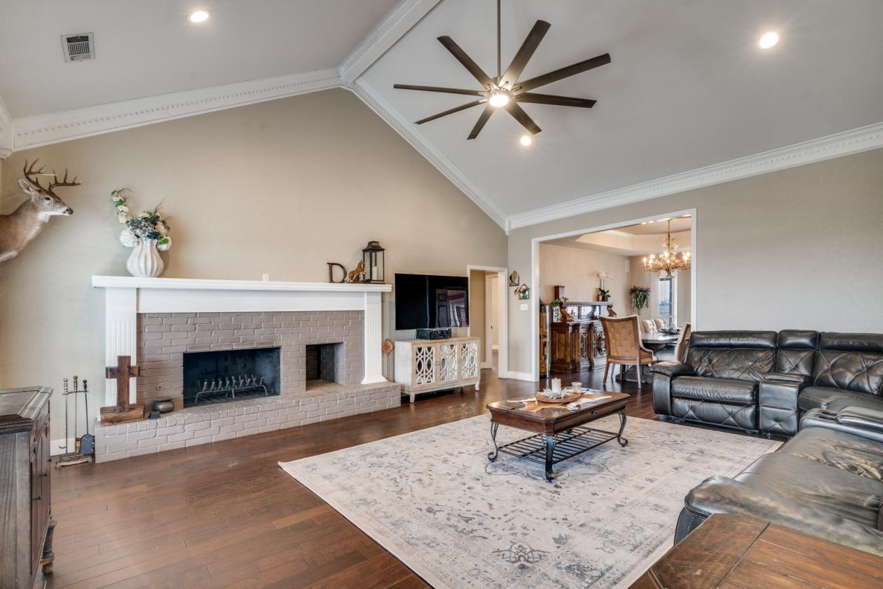 Gorgeous home on 23+ acres, ready for your horses. - photo 4