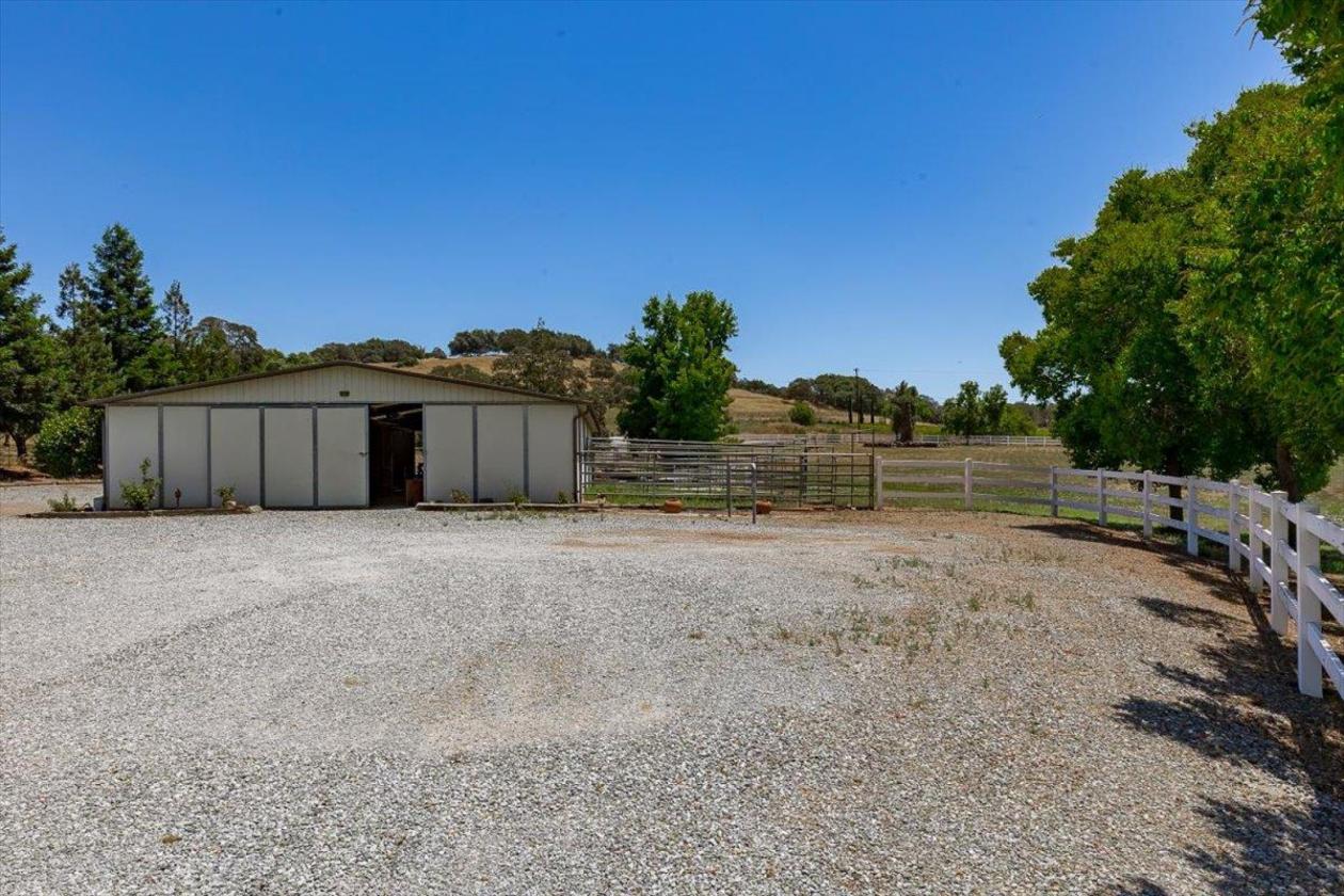Historic 10-Acre custom Equestrian Estate & Vineyard - photo 2