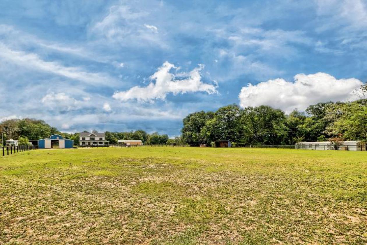 32.84 ACRES. EQUESTRIAN FACILITIES. - photo 13