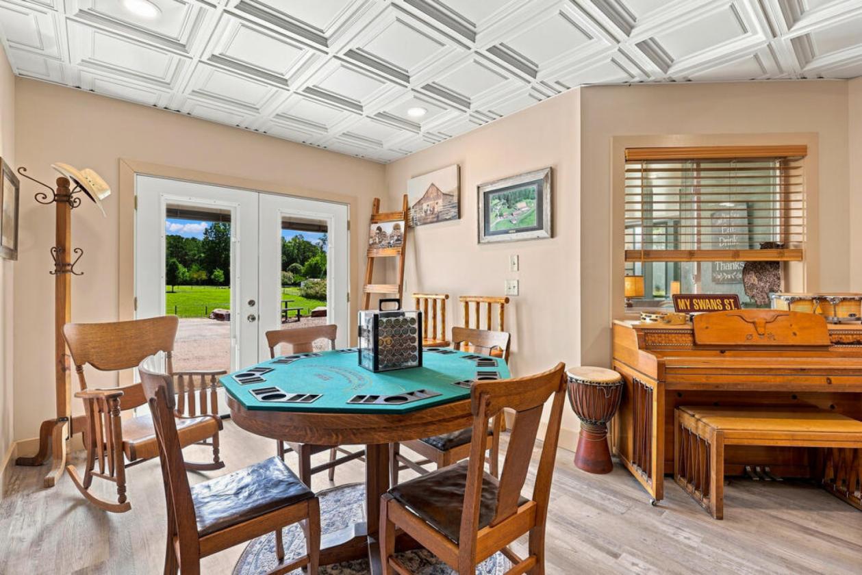 Mountain Equestrian Estate on 7.84 Acres - photo 22