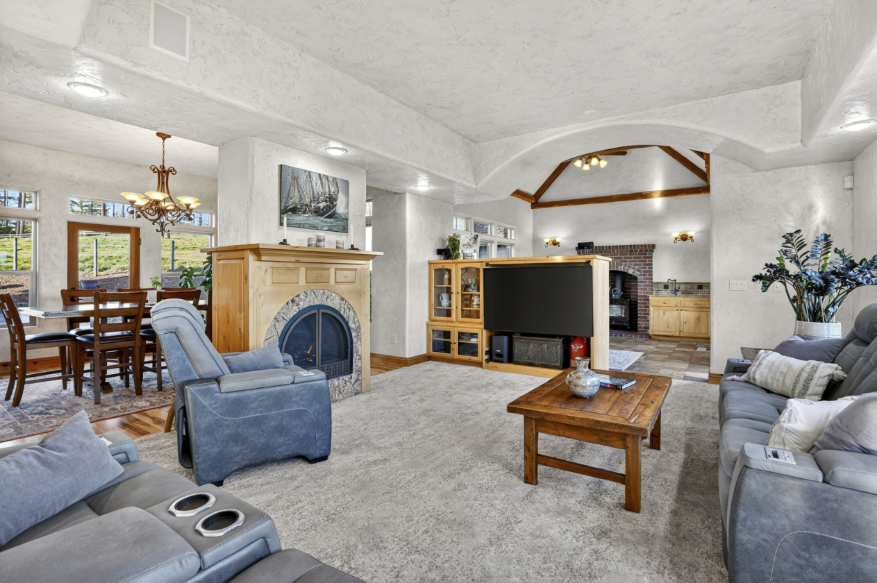 Custom Home on 10+Acres, Indoor Arena, 6 stalls - photo 7