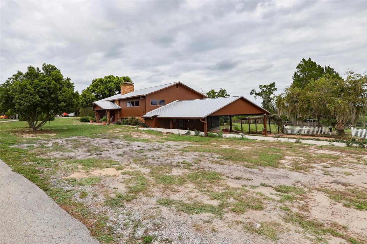 A BEAUTIFULLY SECLUDED 30 ACRE EQUESTRIAN ESTATE - photo 3
