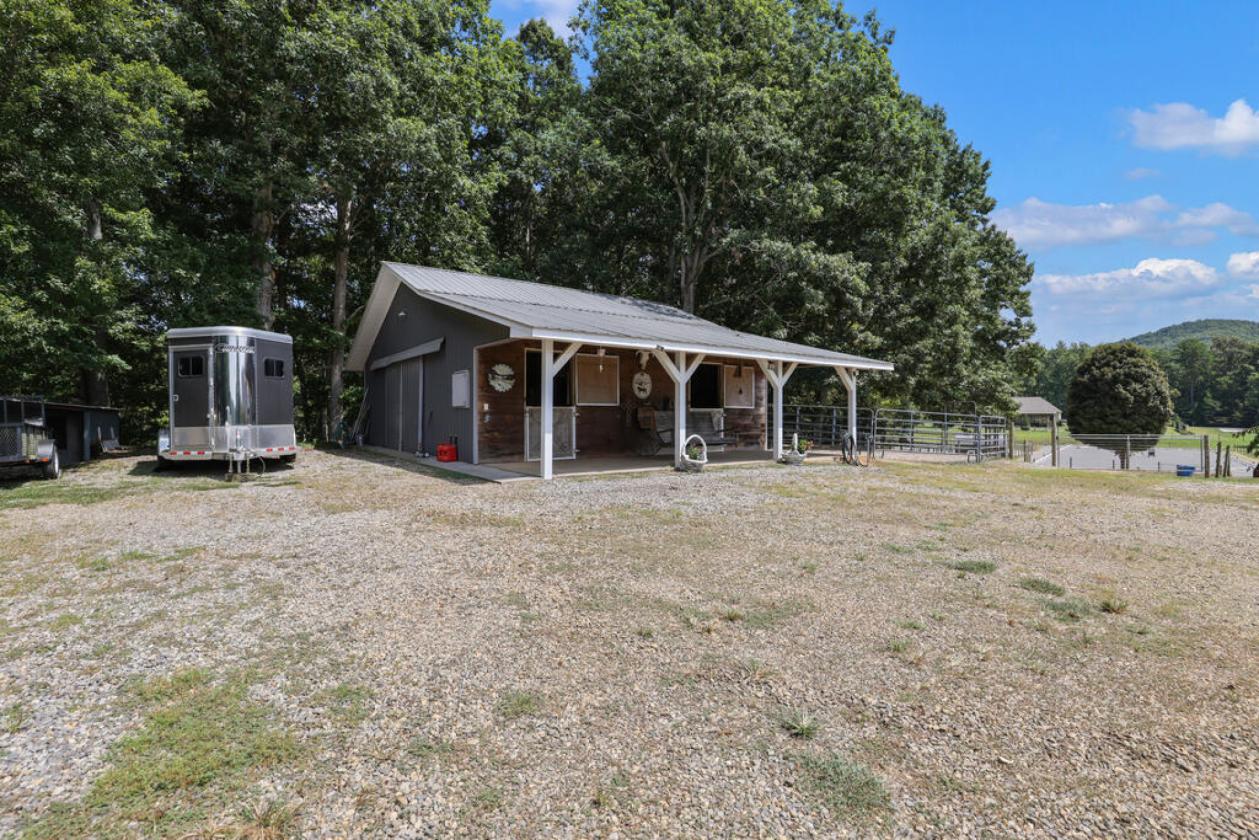 Mountain Equestrian Estate on 7.84 Acres - photo 7