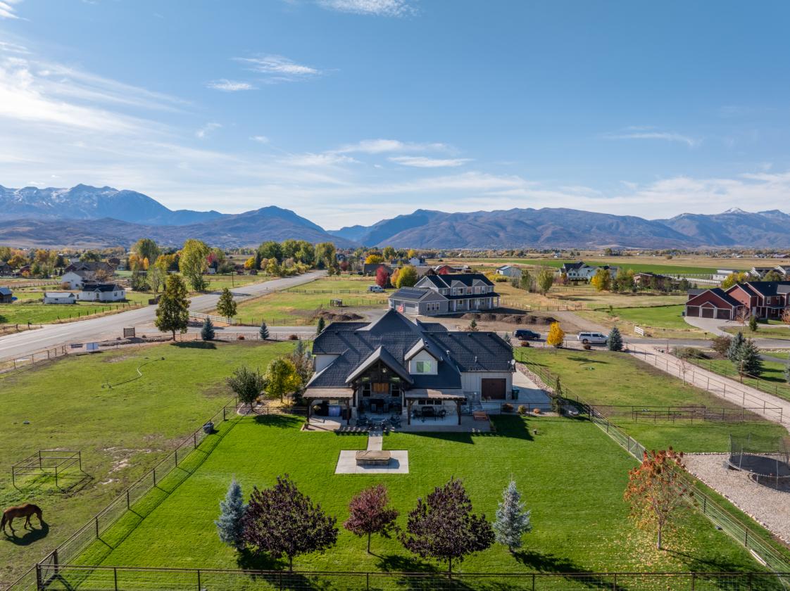 Luxury home & 4 stall barn, w/turnout on 2.5 acres - photo 15