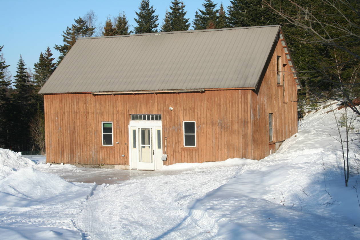 horse farm on lake with 4 houses and 2 barns New Horton, Albert
