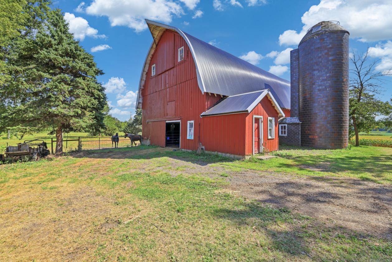 Hobby Farm w/ Horse Barn 20 min SW of Shakopee - photo 3