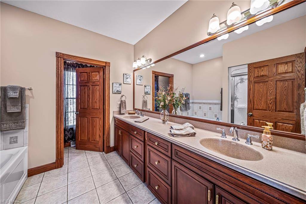 EQUESTRIAN COUNTRY ESTATE WITH CUSTOM HOME & BARN ON BEAUTIFUL PARK-LIKE SETTING - photo 26