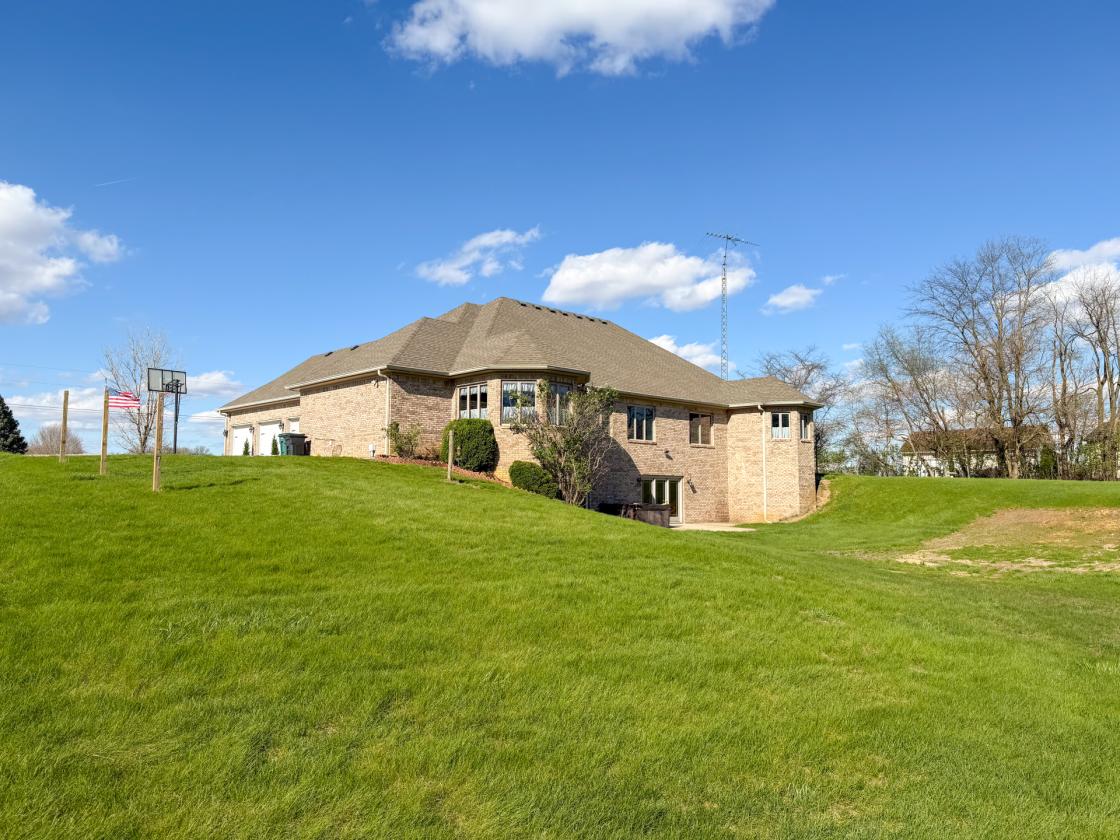 Traditional Ranch with Basement and Barn - photo 6
