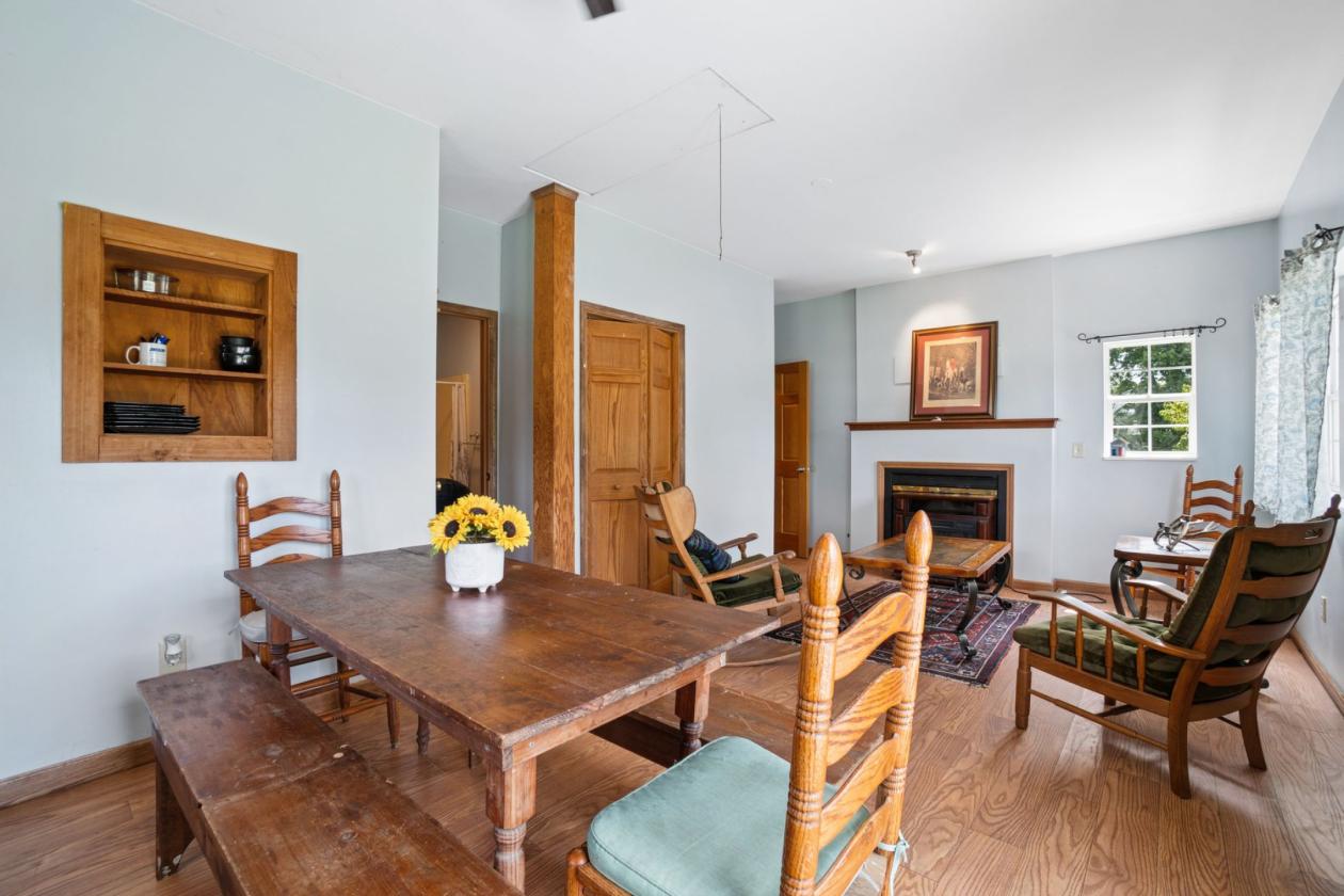 Distinctive Country Estate w 19 stall Horse Barn - photo 27