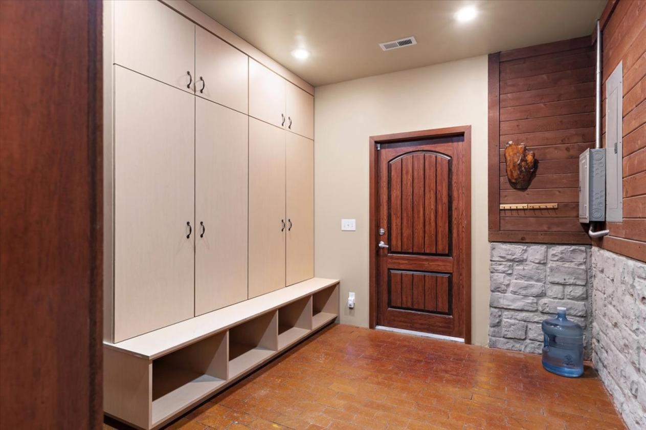 Pueblo ranch with 27,125 sq ft building - photo 9