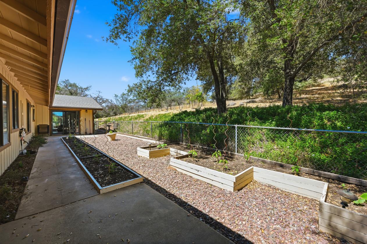Private Ranch Style Home With Room for Horses - photo 21
