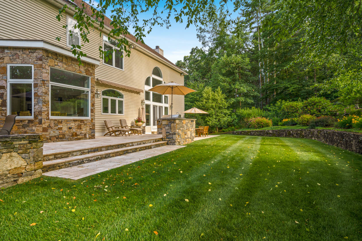 Equestrian Estate for sale 10 acres4 stall barn and mint colonial