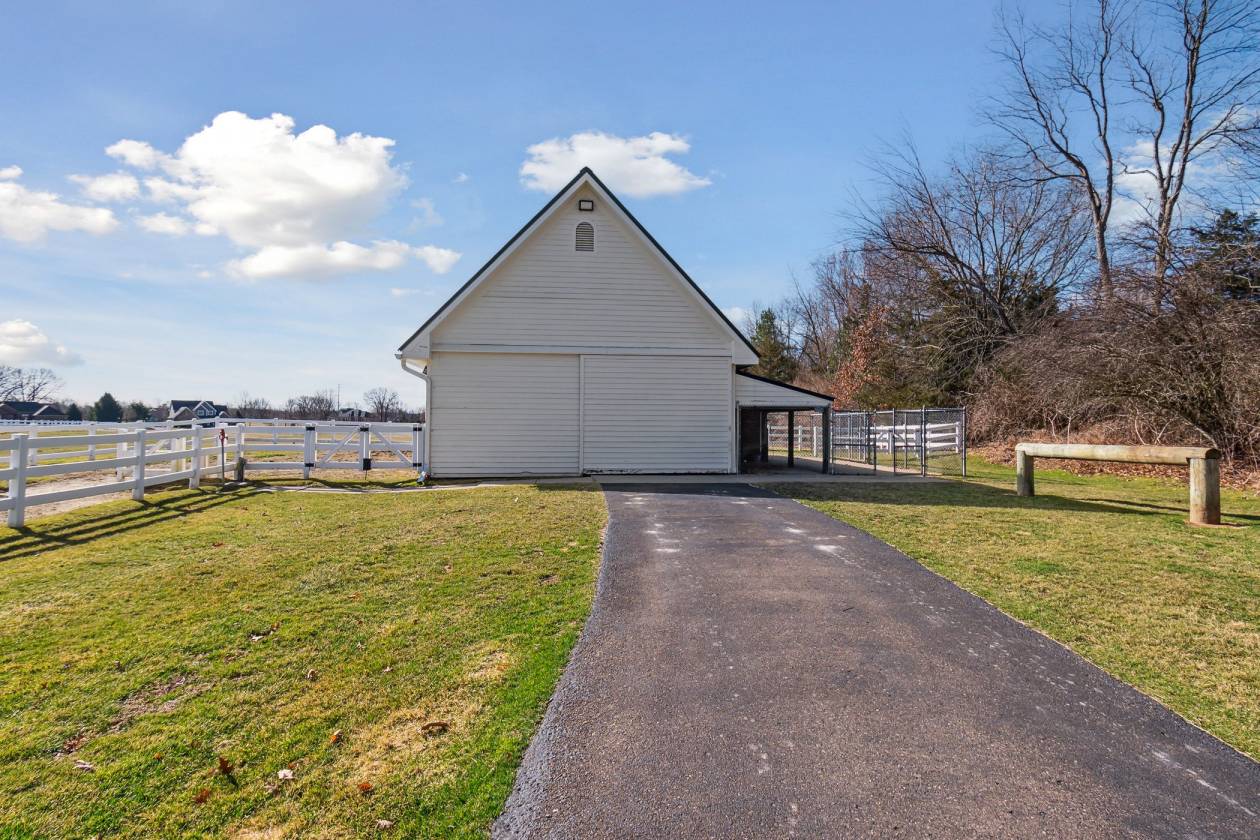 Beautiful equestrian estate on private all sports - photo 6
