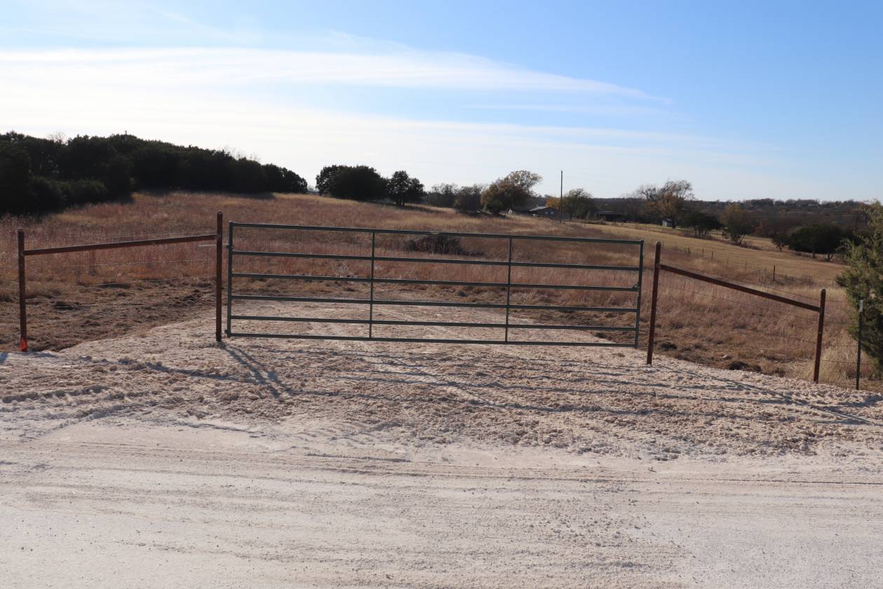 Land with great potential. Make it yours. - photo 2