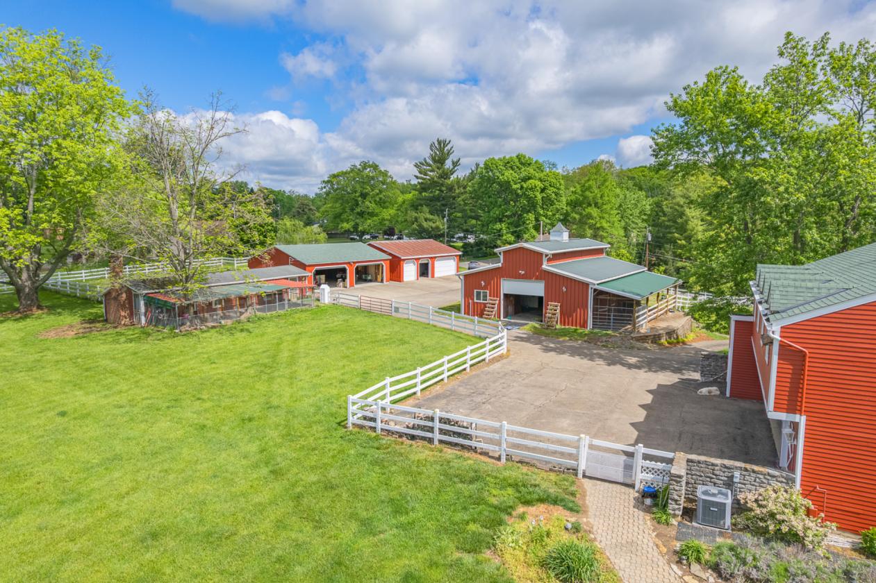 Luxury Equestrian Horse Ranch w/ 6-stall barn! - photo 6