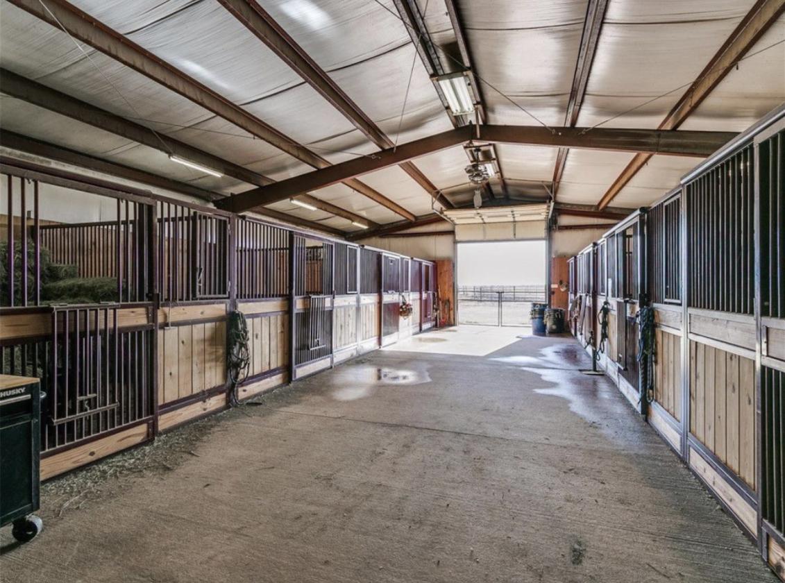 Rustic Elegance Meets Ultimate Equestrian Retreat - photo 8