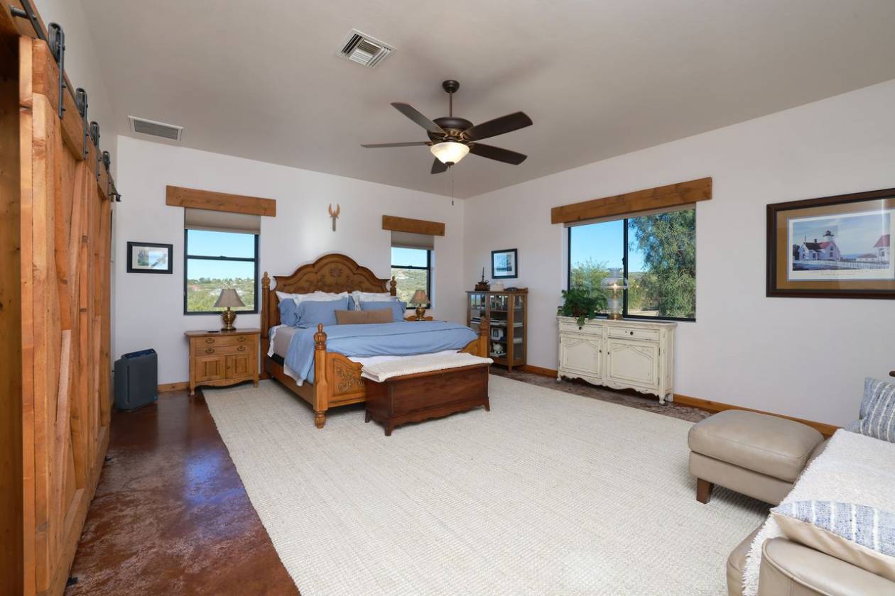 EXQUISITE EQUESTRIAN ESTATE - photo 18