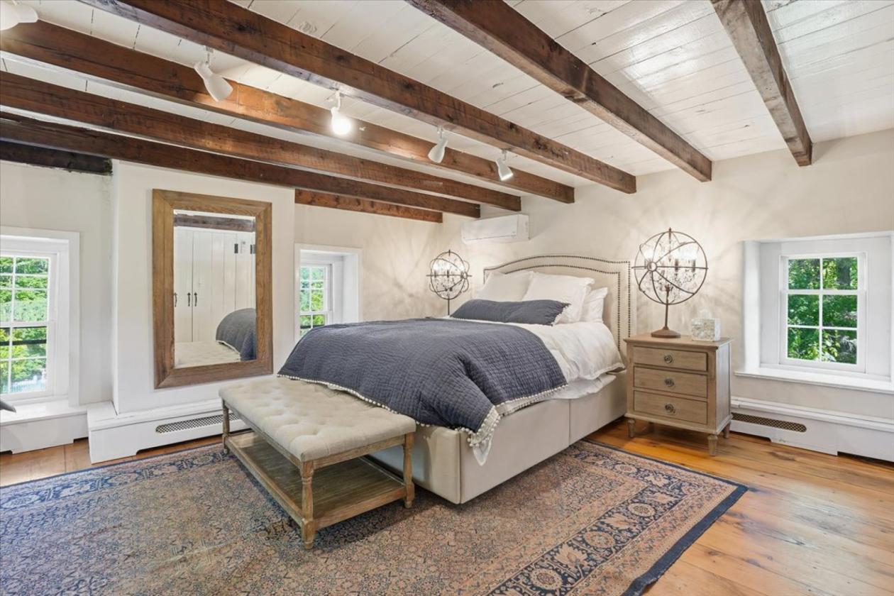 Equestrian estate w/ luxury barn & carriage house - photo 17
