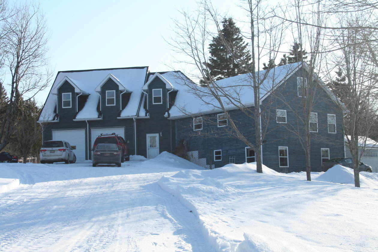horse farm on lake with 4 houses and 2 barns New Horton, Albert