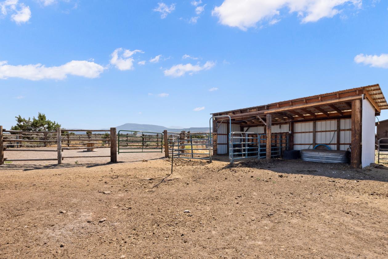 Horse Property with stunning views - photo 25