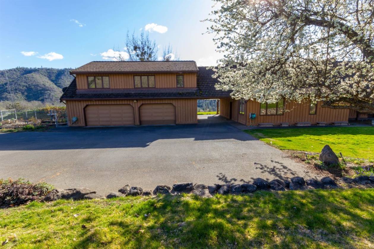 Exquisite Ranch, Located On The Rogue River Gold Hill, Jackson County