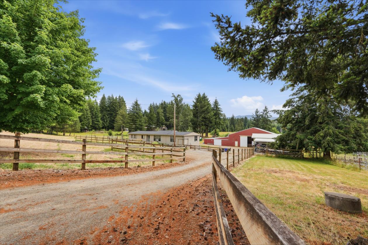 9.11 Acres with 8 Stall barn & Indoor Arena! - photo 2