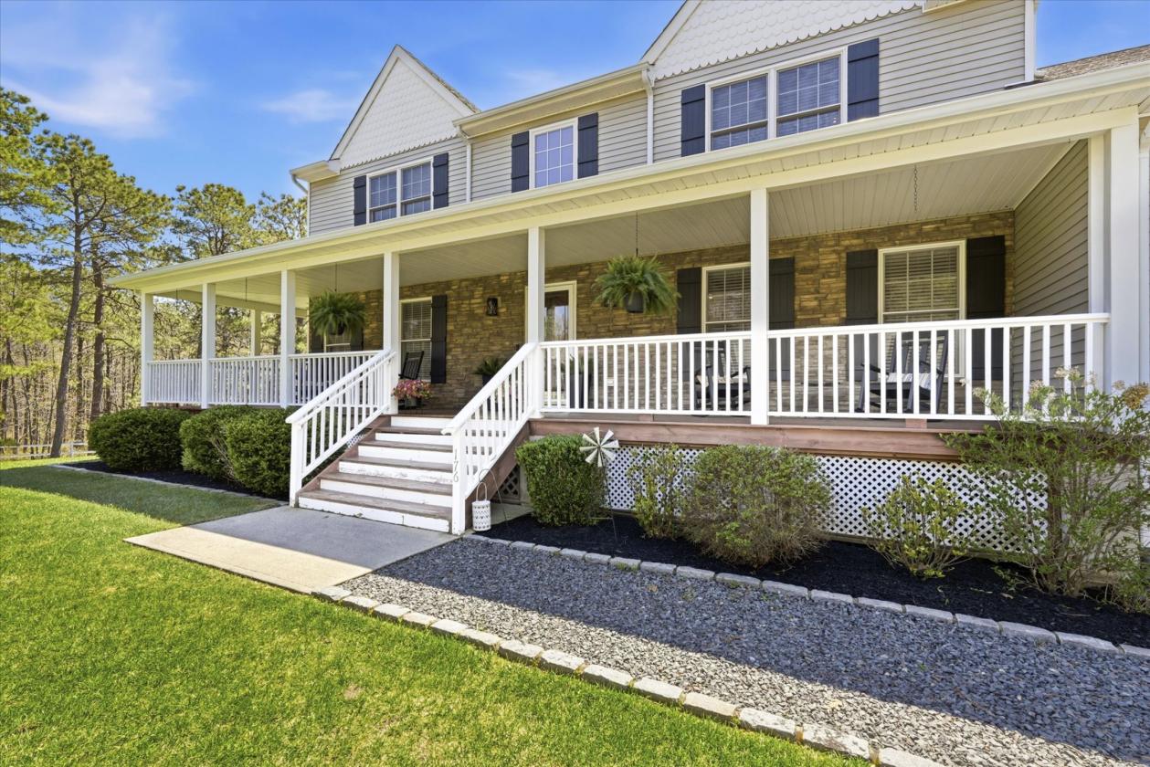 Luxury Farmhouse Residence Equestrian Suitable! - photo 2