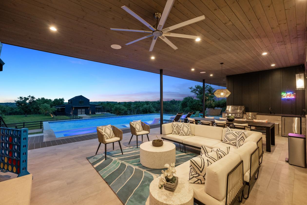 Luxe Estate w/State of the Art Horse Barn, Pond - photo 17