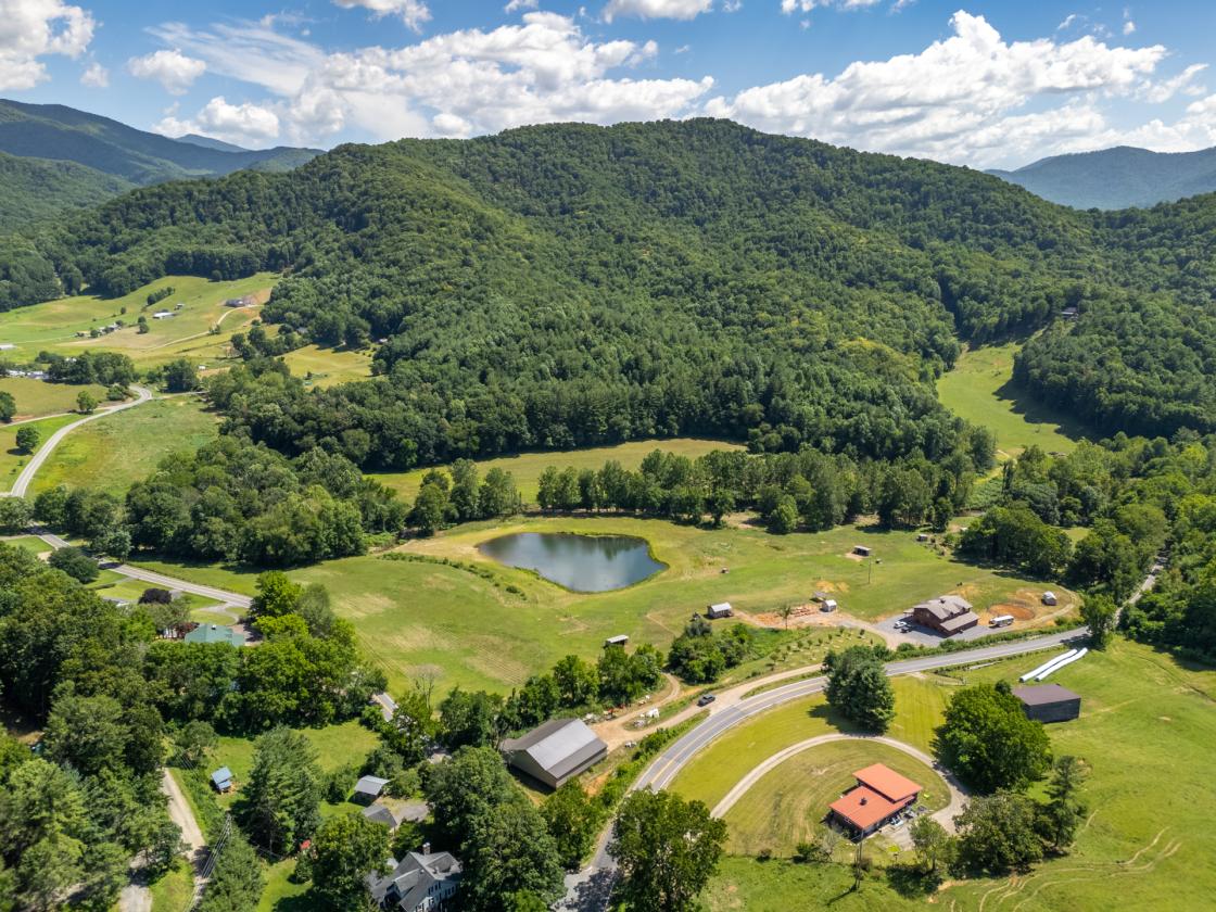 Timber-Frame Estate With Mountain Views - photo 2