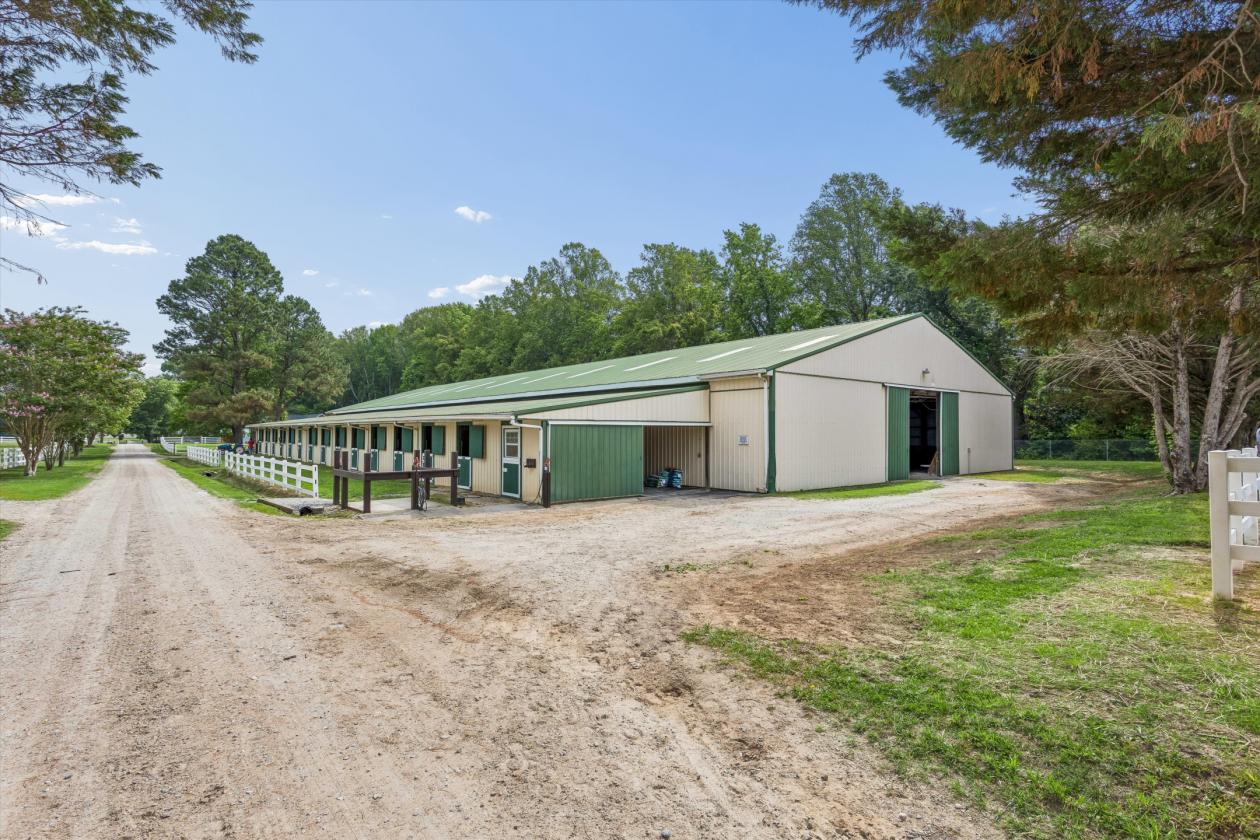 Cedar Valley Farms Indoor arena, 37 stalls, 40 acres - photo 5