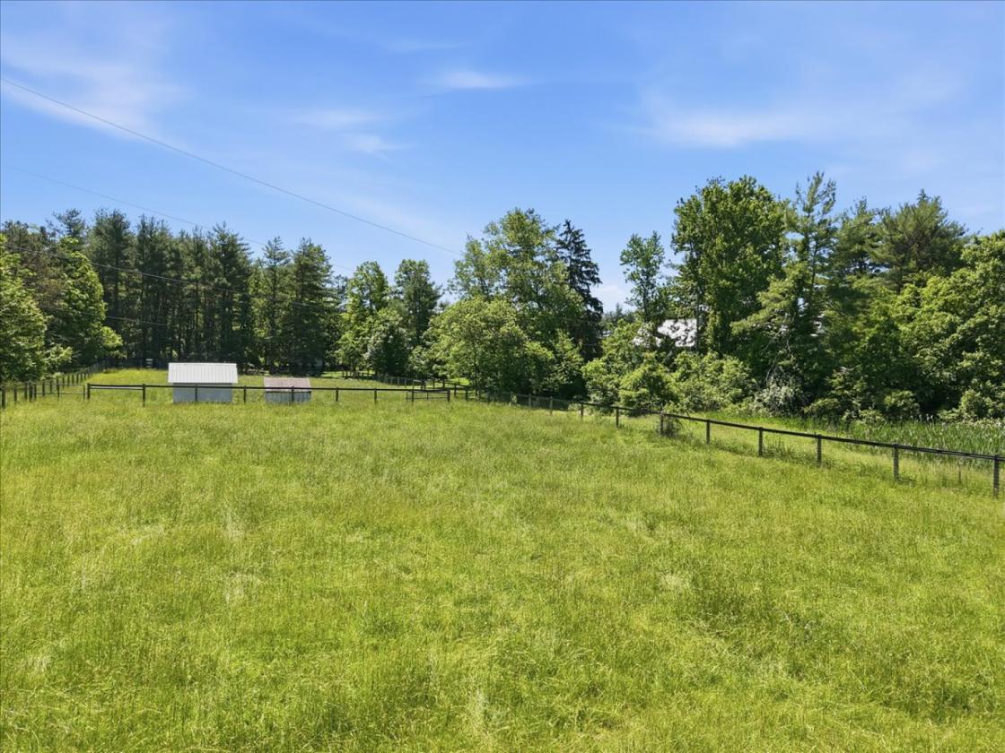 Equestrian estate w/ luxury barn & carriage house - photo 28