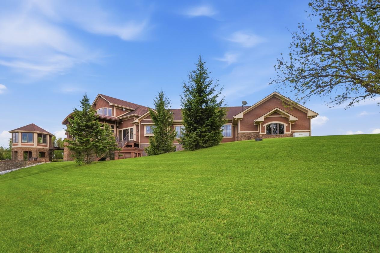 ASPEN-INSPIRED ESTATE ON 28 ACRES BACKS TO LAKE - photo 8