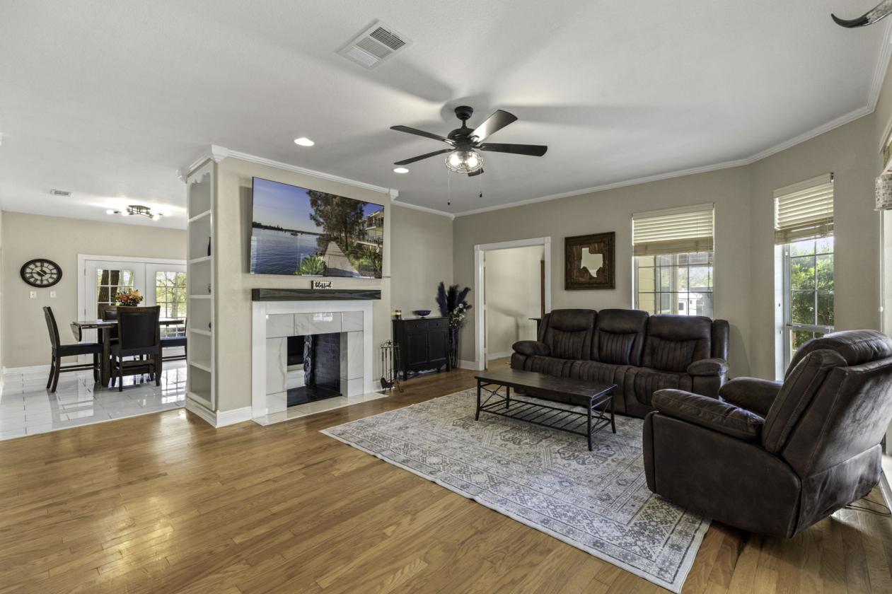 Beautiful home on 5 acres + Guest House - photo 4