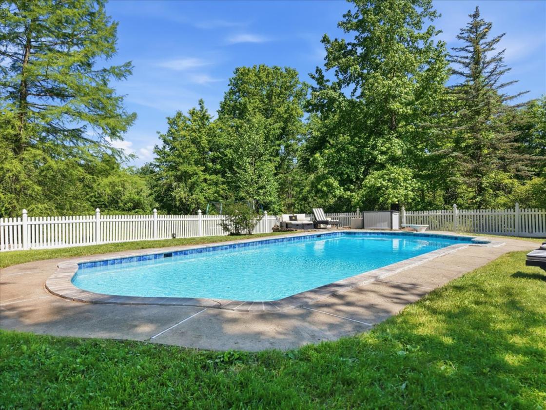 Equestrian estate w/ luxury barn & carriage house - photo 24