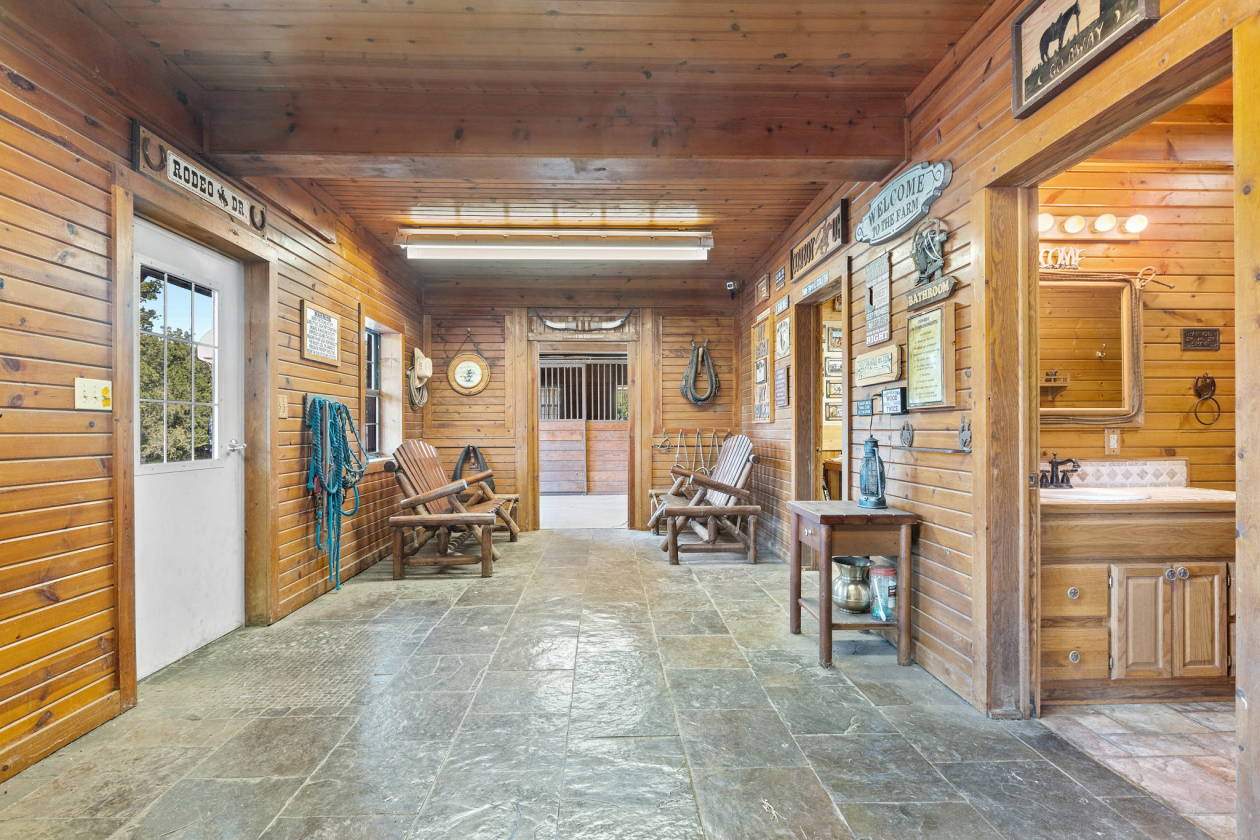 NEW PRICE! 38 ACRE HORSE FARM! - photo 17