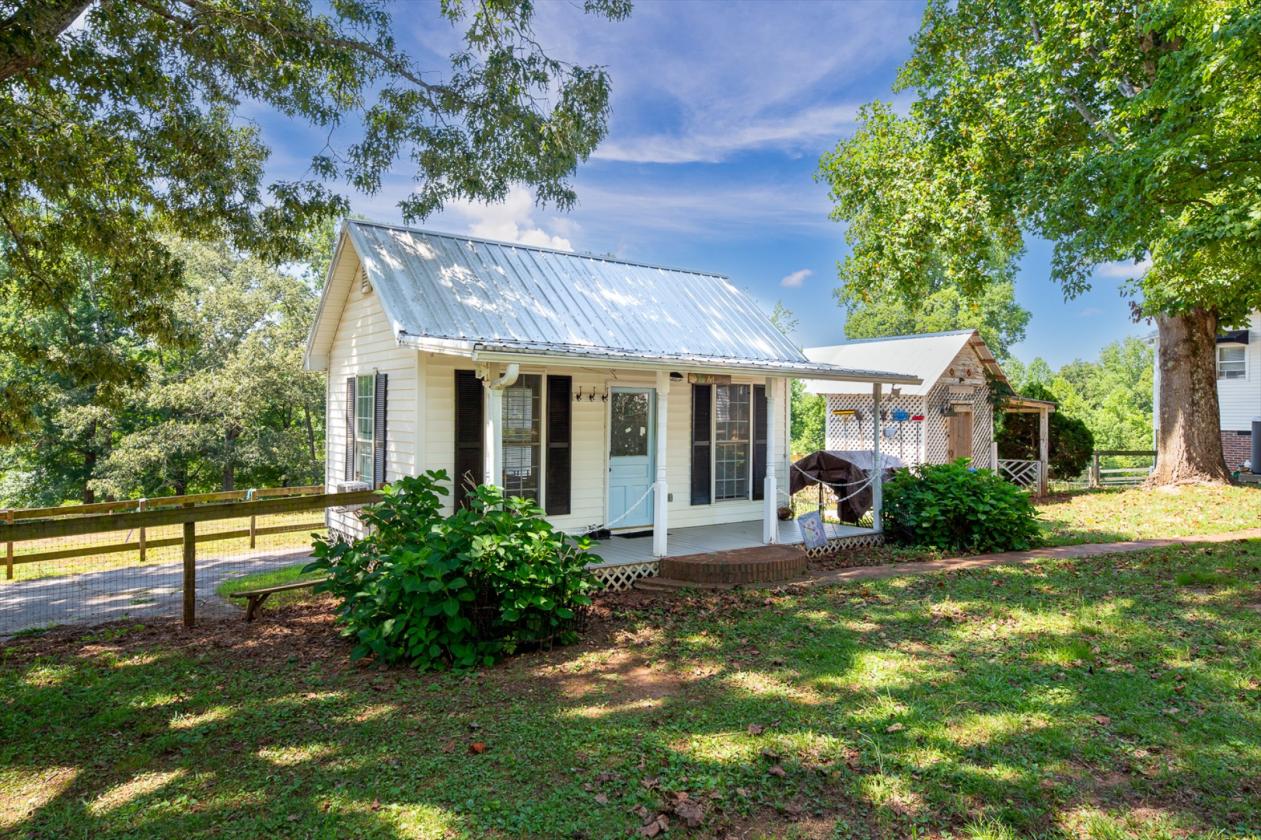 Gorgeous equestrian estate with 2 homes!! - photo 20