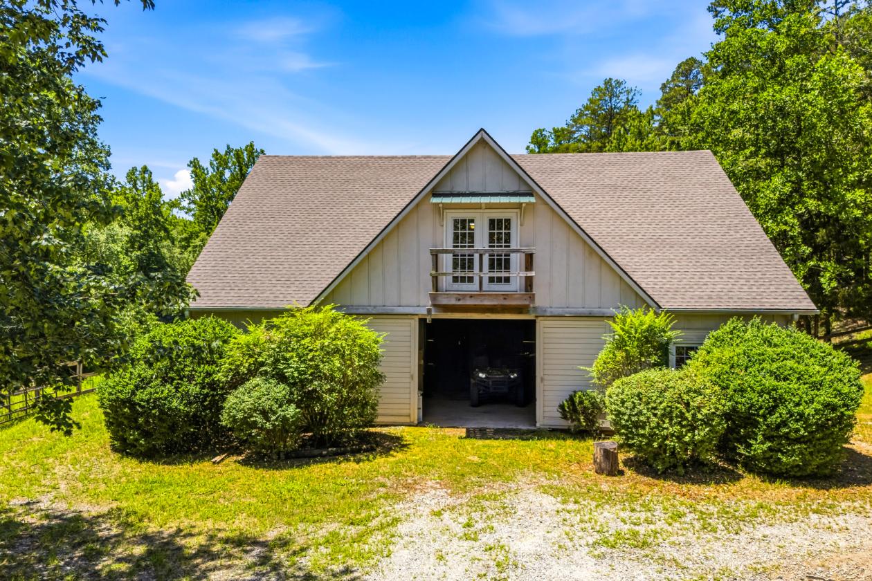 Equestrian estate with 40 acres - photo 3