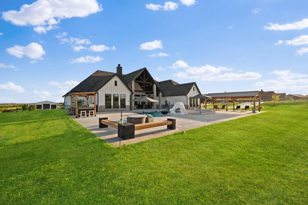 Horses Welcomed | Modern Luxury Farmhouse | 4 Acre - photo 20