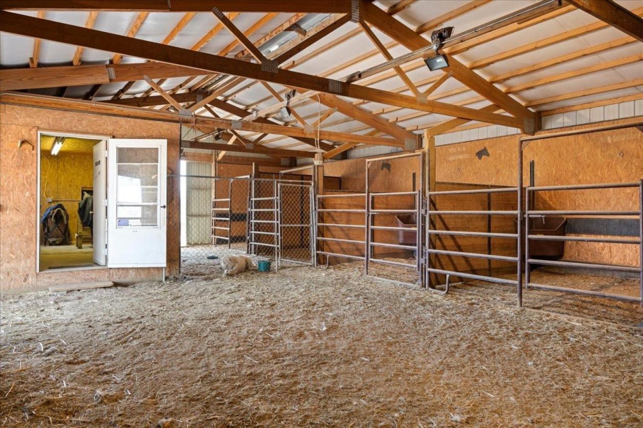 Meticulously-Maintained Horse Property - photo 19