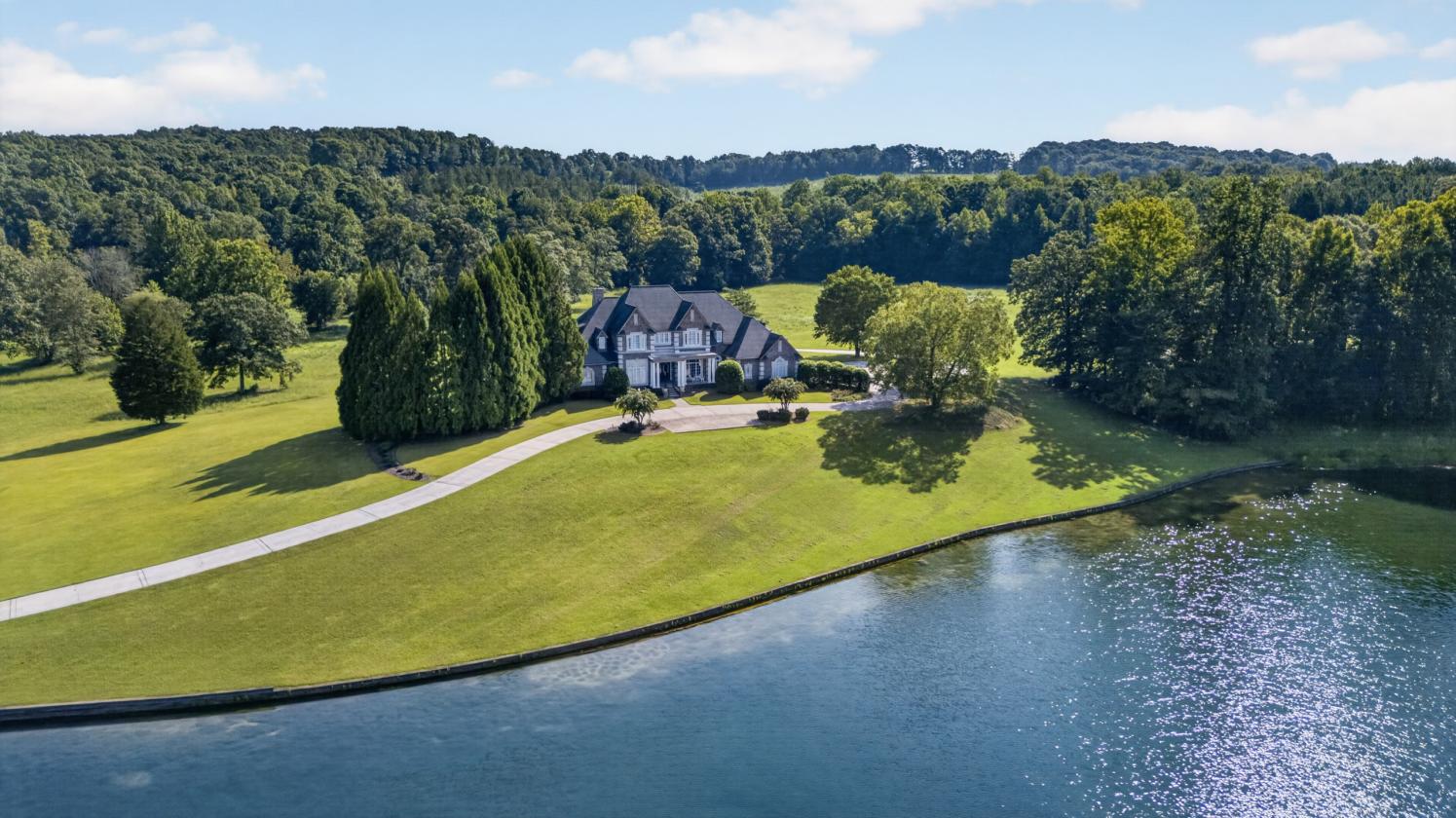 Private 170 Acre Estate With 27 Acre Lake - photo 1