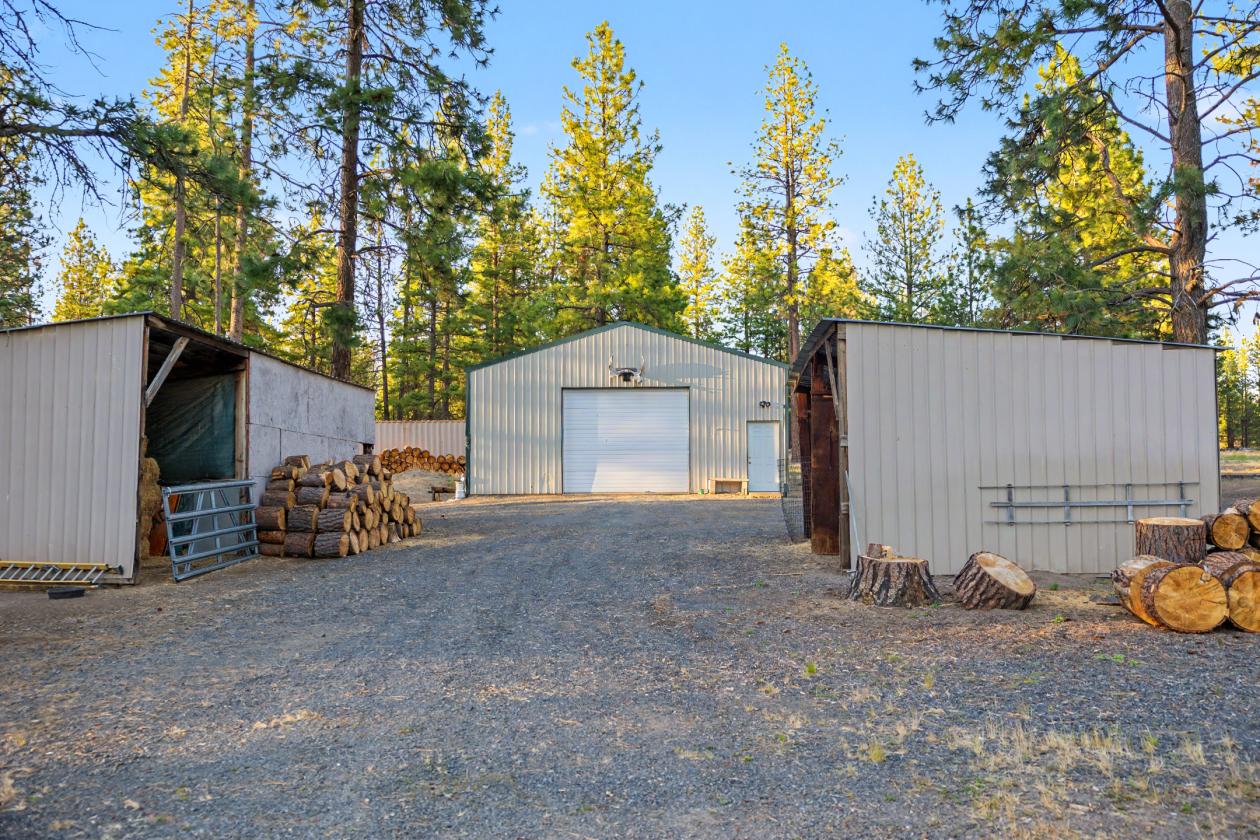 Stunning Log Home on 38.7 ac w/ barn & round pen - photo 18