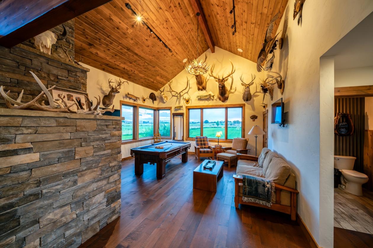 A Grand Wyoming Equestrian Estate Near Yellowstone - photo 15